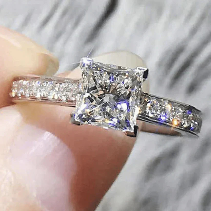 ZEVORA Leontina Gualtieri White Gold Ring