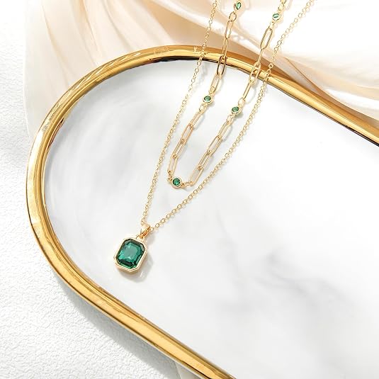 ZEVORA Emerald Clover Pendant Necklace – Gold