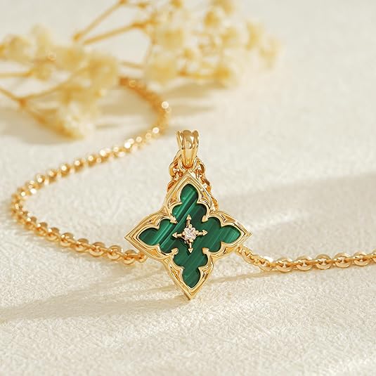 ZEVORA Emerald Clover Pendant Necklace – Gold