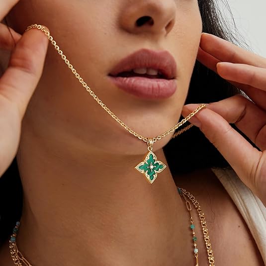 ZEVORA Emerald Clover Pendant Necklace – Gold