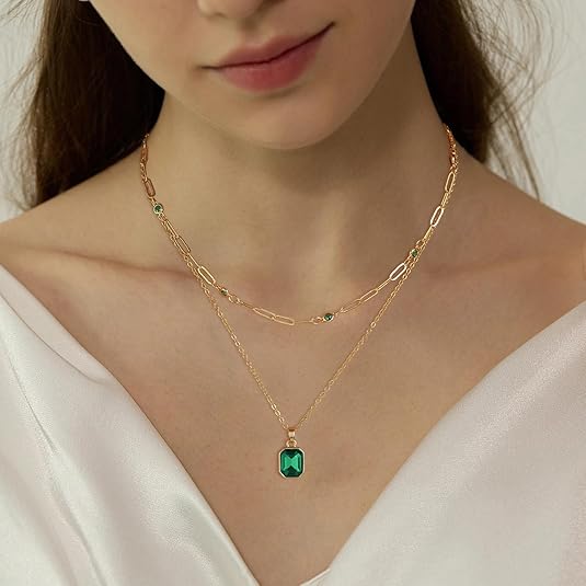 ZEVORA Emerald Clover Pendant Necklace – Gold