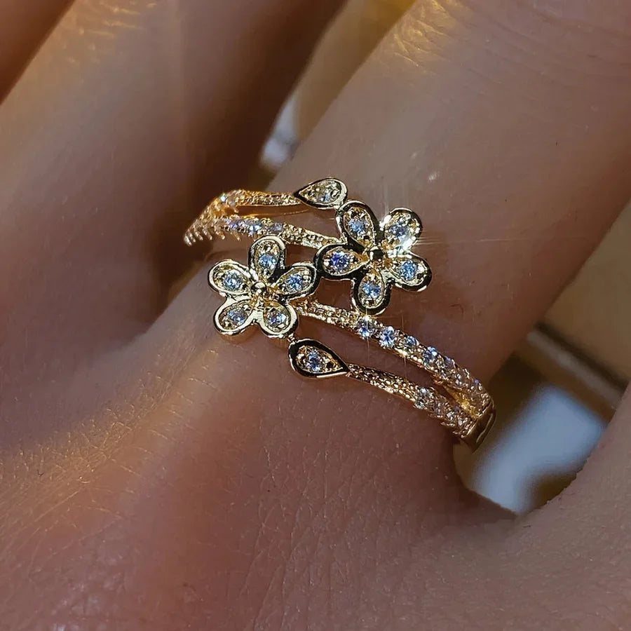 ZEVORA Elegant Bright Flower Ring – Gold