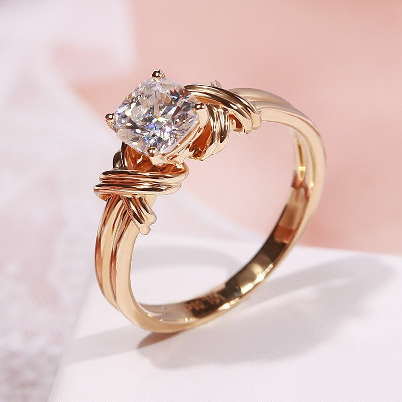 ZEVORA Knotted Band Statement Ring – Gold