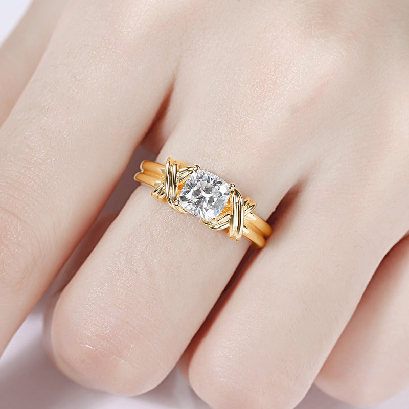 ZEVORA Knotted Band Statement Ring – Gold