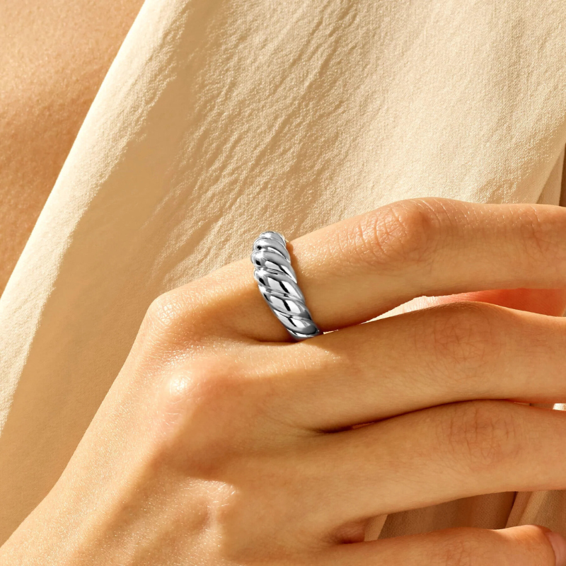 ZEVORA Croissant Ring – White Gold
