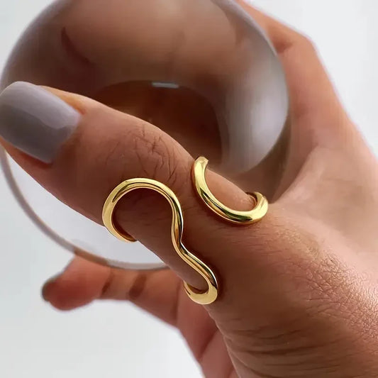 ZEVORA Irregular Wavy Ring – Gold